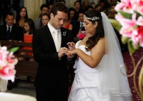 Após conflito familiar, Perséfone e Daniel se casam 