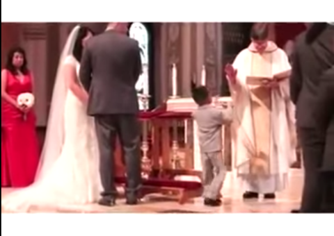 Garotinho rouba a cena em casamento com atitude hilária. Veja