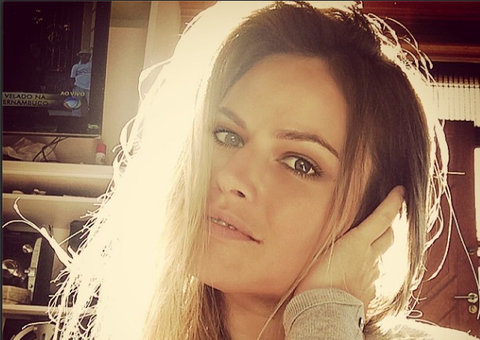 Ex-BBB Natalia Casassola sensualiza de topless nas redes sociais