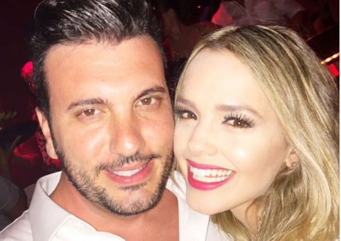 Cantora Thaeme se casa em praia do México