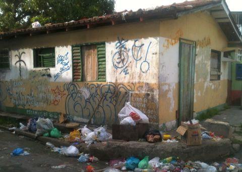 Casinha de saúde vira lixeira no Lírio do Vale