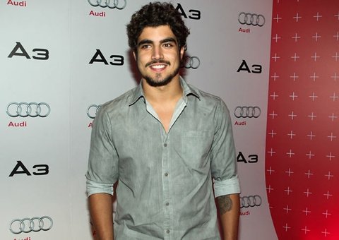 Caio Castro quebra clavícula em acidente de esqui