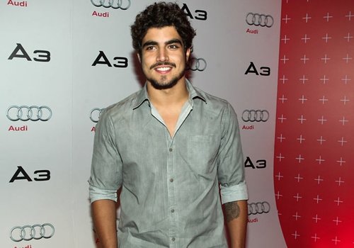 Caio Castro quebra clavícula em acidente de esqui