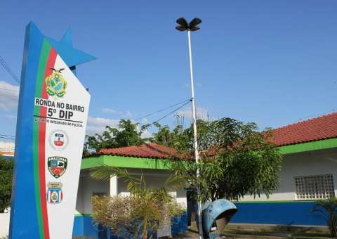 No Santo Antônio homem furioso joga balde de água quente em criança