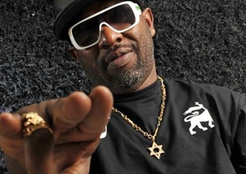 Mr Catra faz ensaio com sua dançarinas nuas