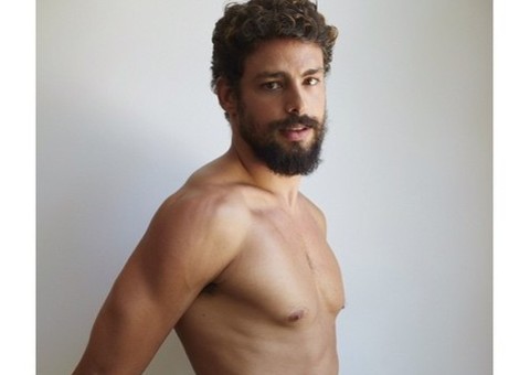  Cauã Reymond aparece nu e quase deixando a toalha cair em foto