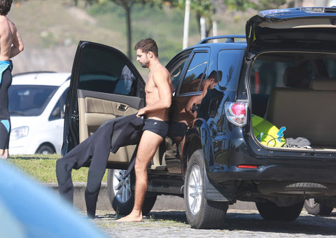 Cauã Reymond tira a roupa no meio da rua