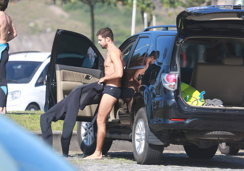Cauã Reymond tira a roupa no meio da rua
