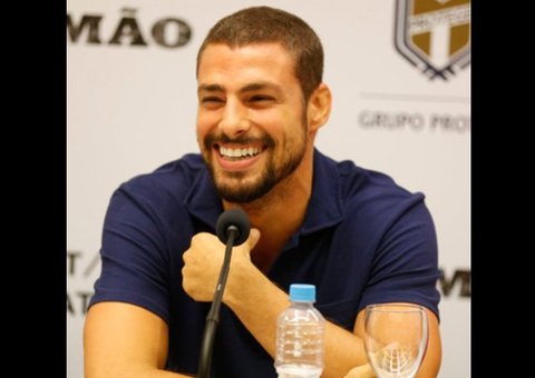 Cauã Reymond elogia seios de apresentadora ao vivo