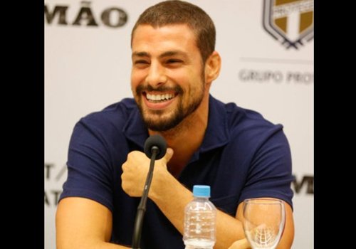 Cauã Reymond elogia seios de apresentadora ao vivo