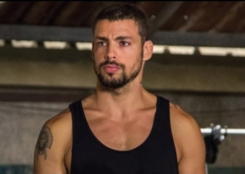 Cauã Reymond se irrita ao flagrar homem lhe brechando pelado