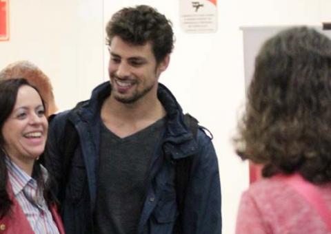 Separado de Grazi, Cauã Reymond é só sorrisos no aeroporto 
