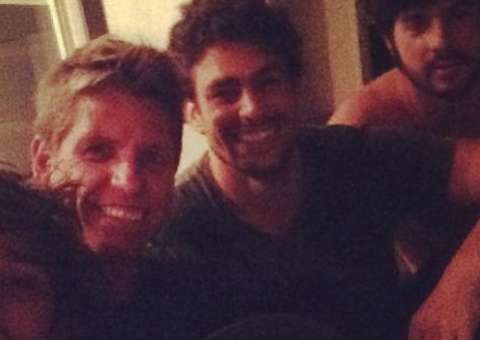 Radiante, Cauã Reymond curte férias sem Grazi "sozinho e feliz"