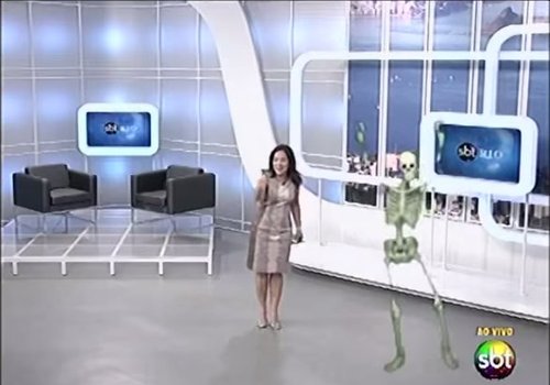 Sbt coloca mascote bizarro em telejornal