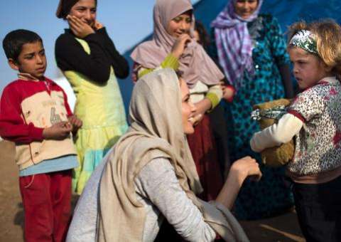 Atriz Angelina Jolie visita crianças sírias refugiadas no Líbano