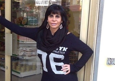 Gretchen volta ao Brasil para fazer lipoaspiração