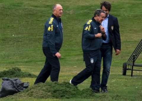 Parreira assume o favoritismo do Brasil: "Já estamos com uma mão na taça"