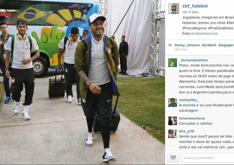 Neymar aparece de mochila e é criticado por internautas