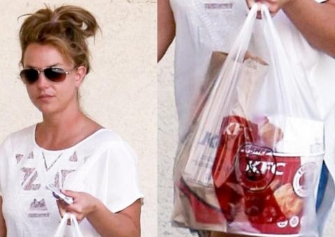 Britney ataca balde de frango frito após posar em revista de fitness