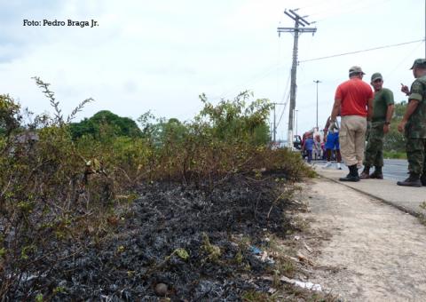Fogo em mato assusta Marinha do Brasil