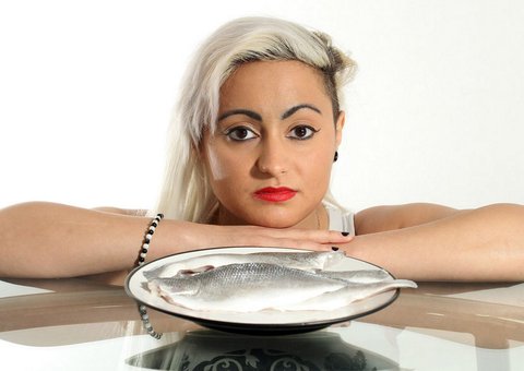 Mulher revela síndrome que a deixa com cheiro de peixe podre