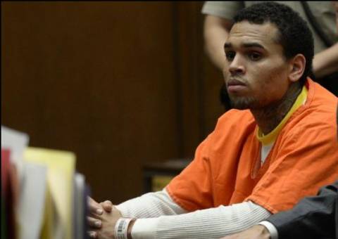 Chris Brown sai da cadeia antes de cumprir toda a pena
