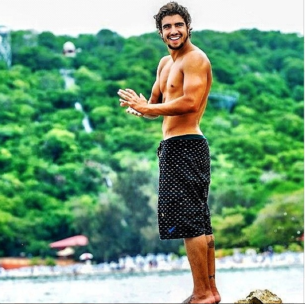 Caio Castro completa 26 anos de pura gostosura. Veja fotos do gato