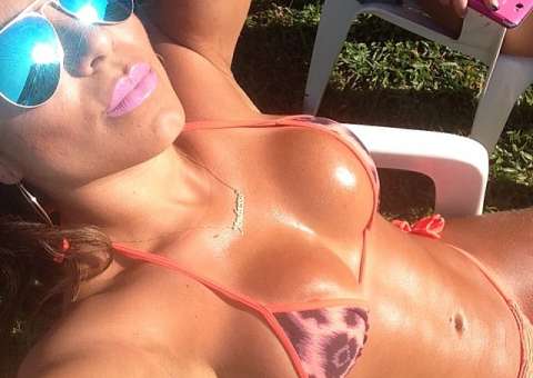  Namorada de Thammy Miranda posta fotos sensuais na web