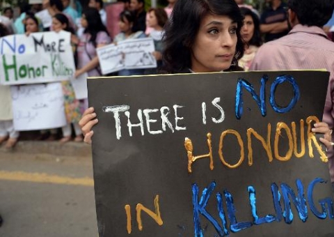 Família apedreja mulher grávida até a morte