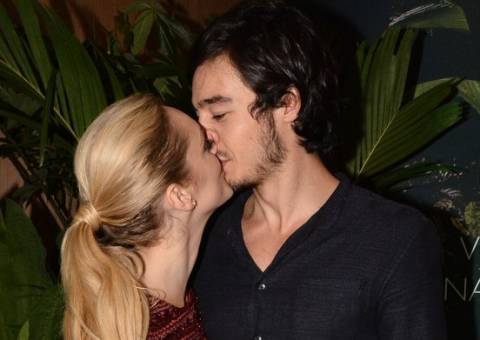  Isabelle Drummond beija muito Tiago Iorc no cinema
