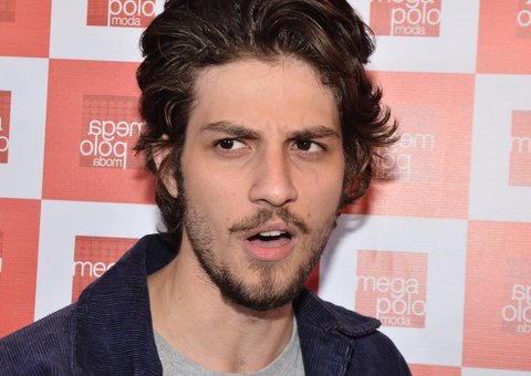  Chay Suede ataca de modelo e leva mulherada ao delírio