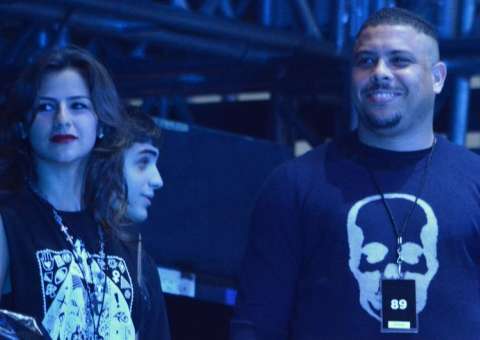 Ronaldo curte show do Metallica com a namorada