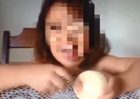 Mãe participou de vídeos onde menina era maltratada