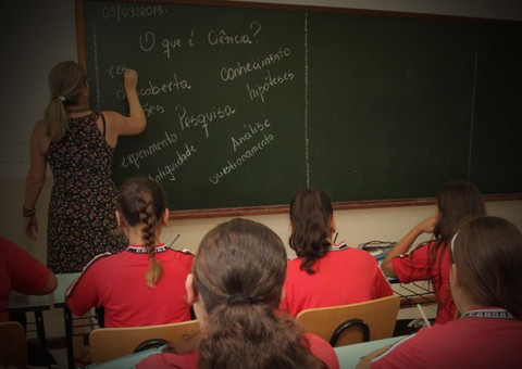 Professora é arrastada pelos cabelos por mãe após aluno chegar atrasado em escola
