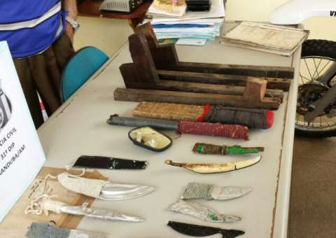 Armas  e celulares  apreendidos durante revista em celas  