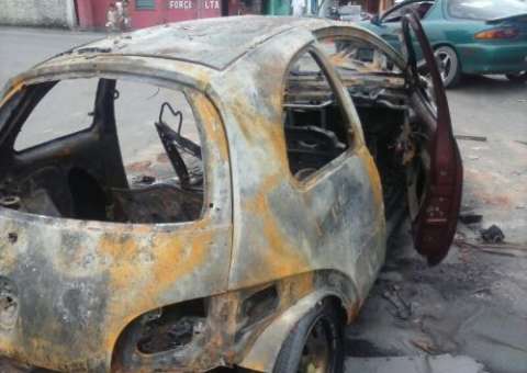 Carro atropelador é incendiado no Santa Inês