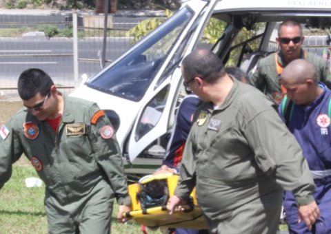 Samu e bombeiros removem motorista acidentado e preso nas ferragens