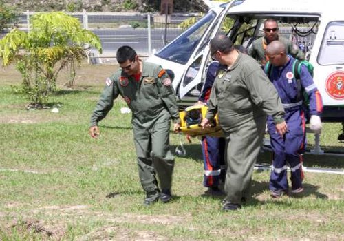 Samu e bombeiros removem motorista acidentado e preso nas ferragens