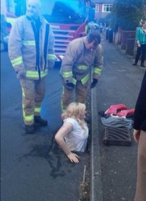 Jovem fica entalada no bueiro após tentar recuperar iPhone 5