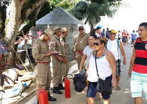 Mais de 600 mil pessoas visitam cemitérios  