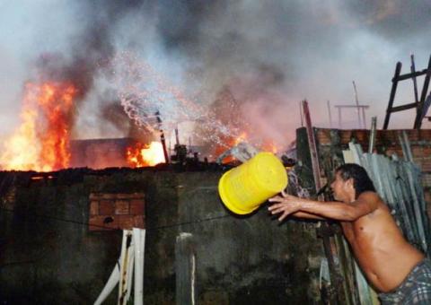 Veja imagens impressionantes do incêndio que destruiu 10 casas em Manaus