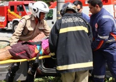 Duas pessoas ficam gravemente feridas em acidente de trânsito