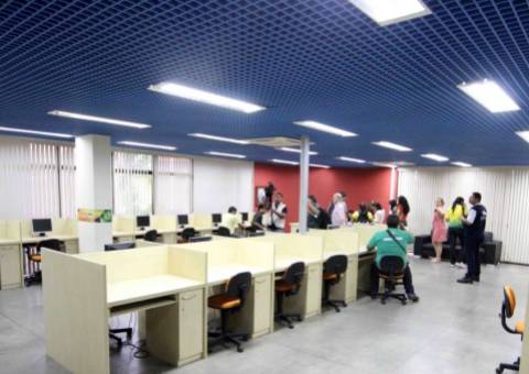 Beneficiados por Bolsa Universidade  já trabalham no centro de mídias