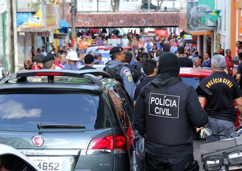 Polícia fecha comércio e prende garotas de programa