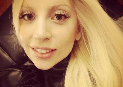  Lady Gaga 'proíbe' fã brasileiro de cometer suicídio