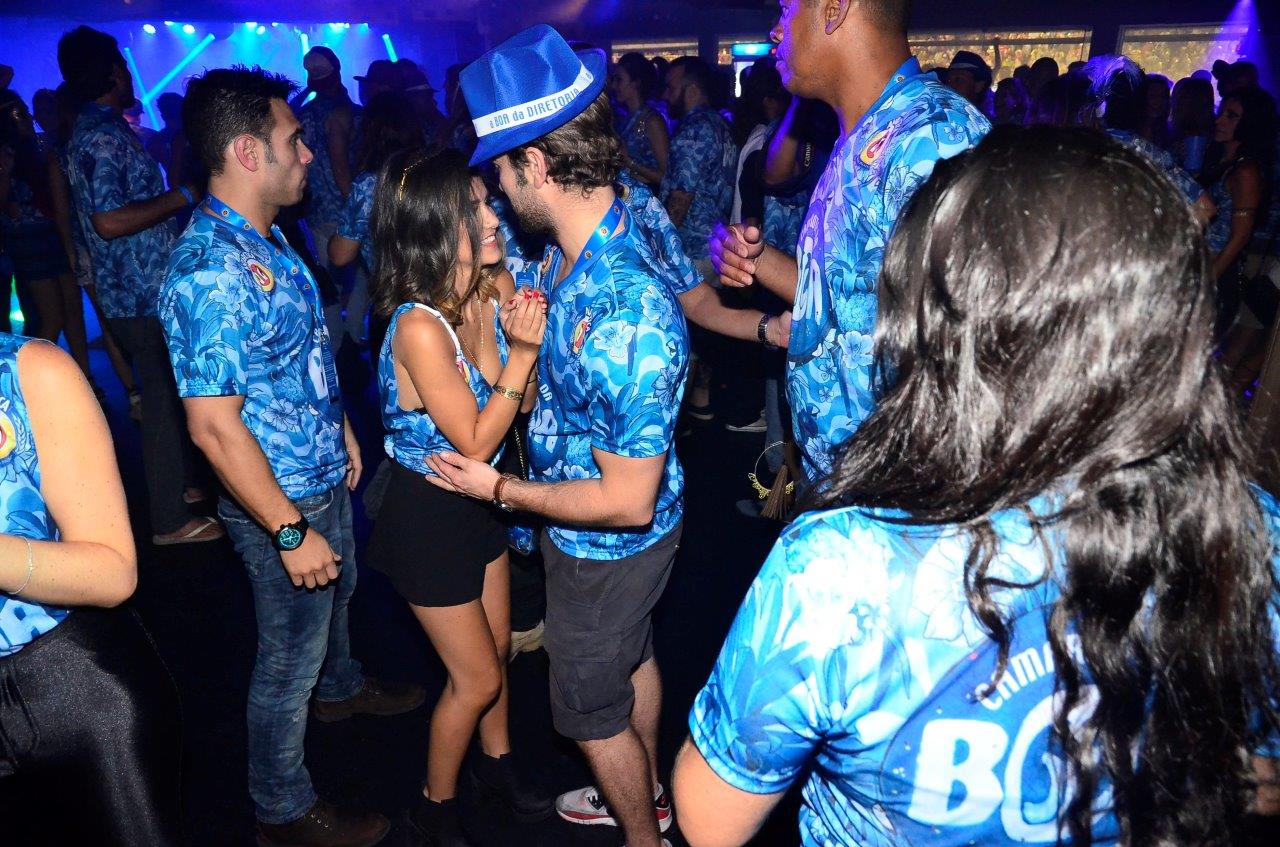   Depois de dançar com Marquezine, ator americano beija cantora brasileira 