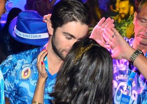   Depois de dançar com Marquezine, ator americano beija cantora brasileira 