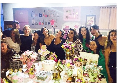 Fernanda Souza reúne famosas em Chá de Panela