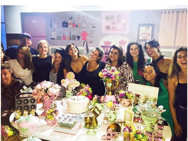 Fernanda Souza reúne famosas em Chá de Panela