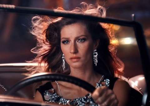 Gisele Bündchen aparece deslumbrante e beija bonitão em vídeo da Chanel